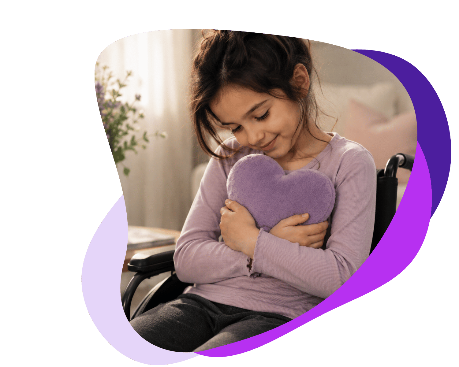 Une jeune fille souriante en fauteuil roulant, serrant un cœur en peluche violet, dans une pièce lumineuse et chaleureuse.