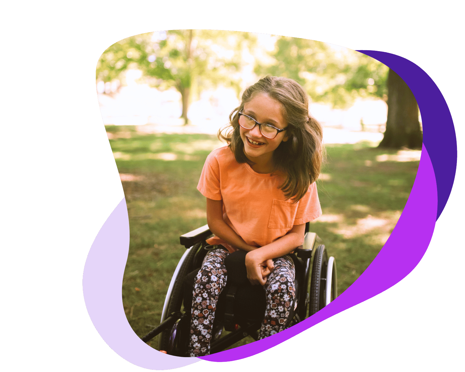 Une jeune fille souriante en fauteuil roulant dans un parc en plein air avec des arbres en arrière-plan