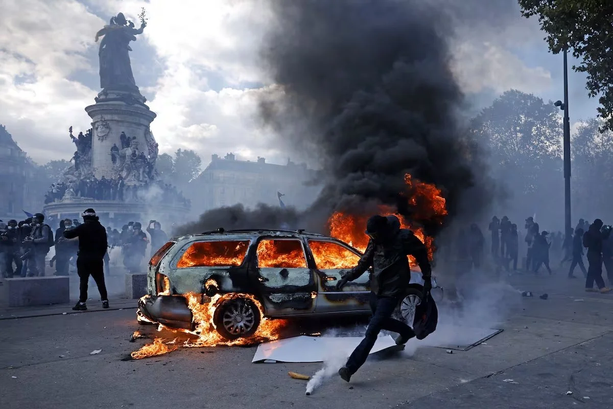 Coche incendiado en la Place de la Republique, Francia, durante las manifestaciones de 2026