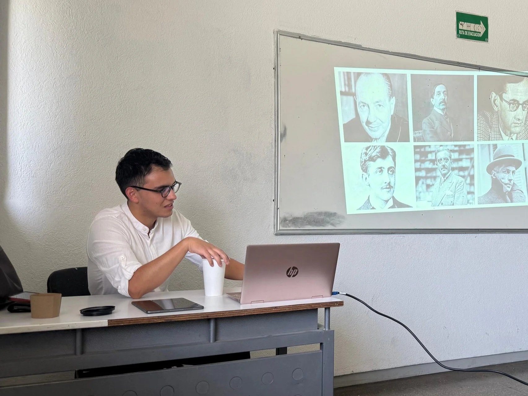 Gustavo Lazo de la Vega impartiendo una clase en al FCPyS de la UNAM