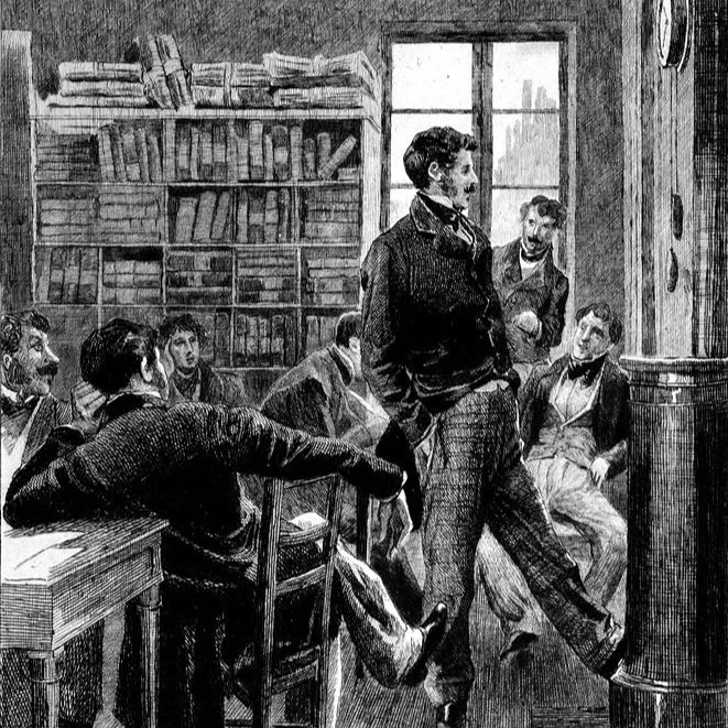Un grupo de hombres en una sala de estudio o reunión, con estanterías llenas de libros y una ventana en el fondo, uno de ellos de pie hablando o presentando algo.
