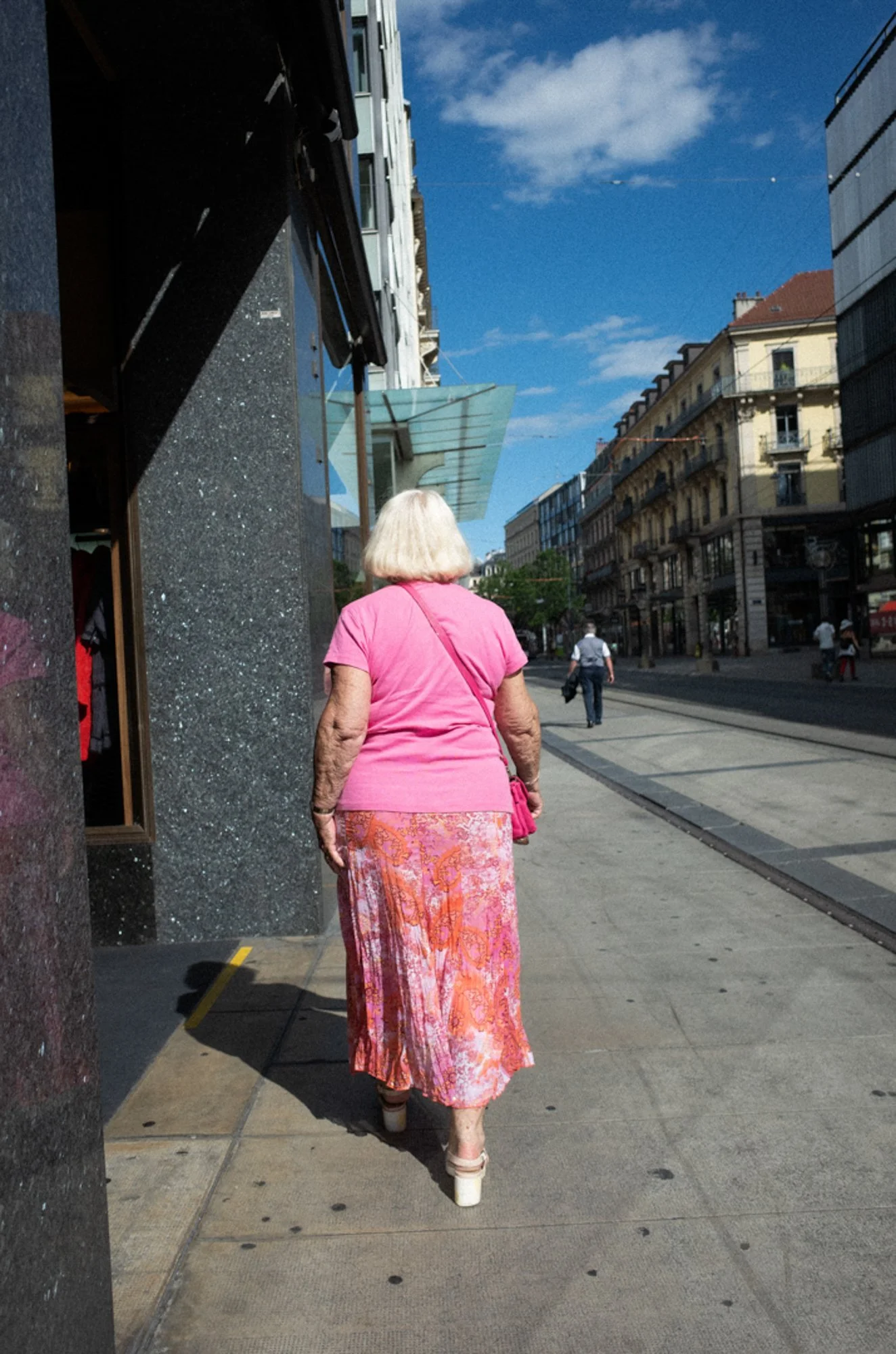 _R001355_femme_rose_geneve_camera_Raw.jpg