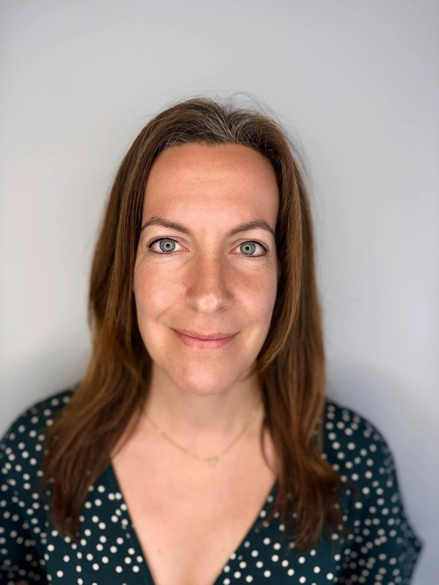Eyeliner boven, infralash (subtiel tussen de wimpers) beneden. Direct na de behandeling.