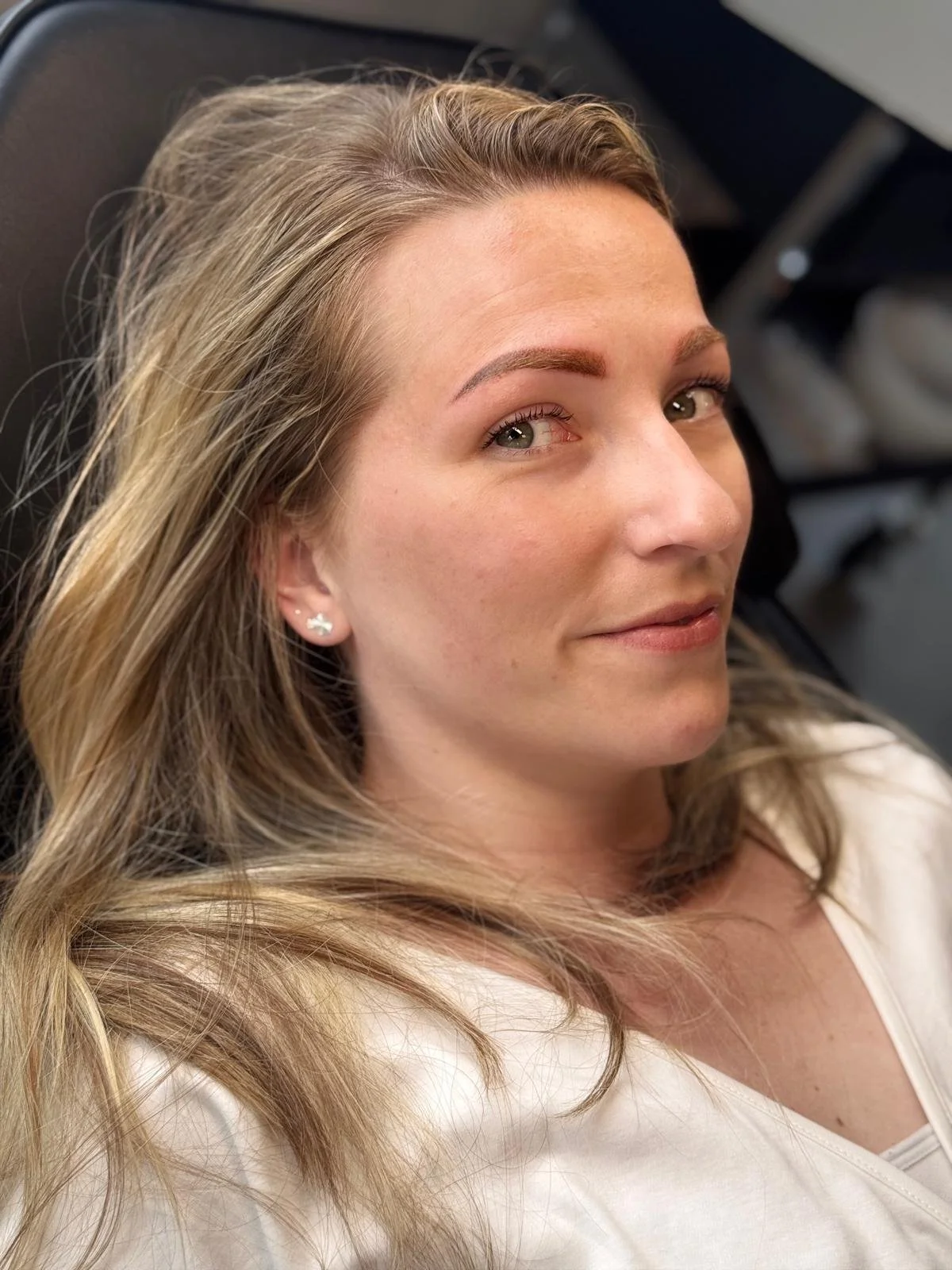 Direct na de behandeling.
De kleur oogt direct na de behandeling intenser. Tijdens de genezing vervaagt de pigmentatie gemiddeld met circa 30-40% en ontstaat een zachter, natuurlijker resultaat.
