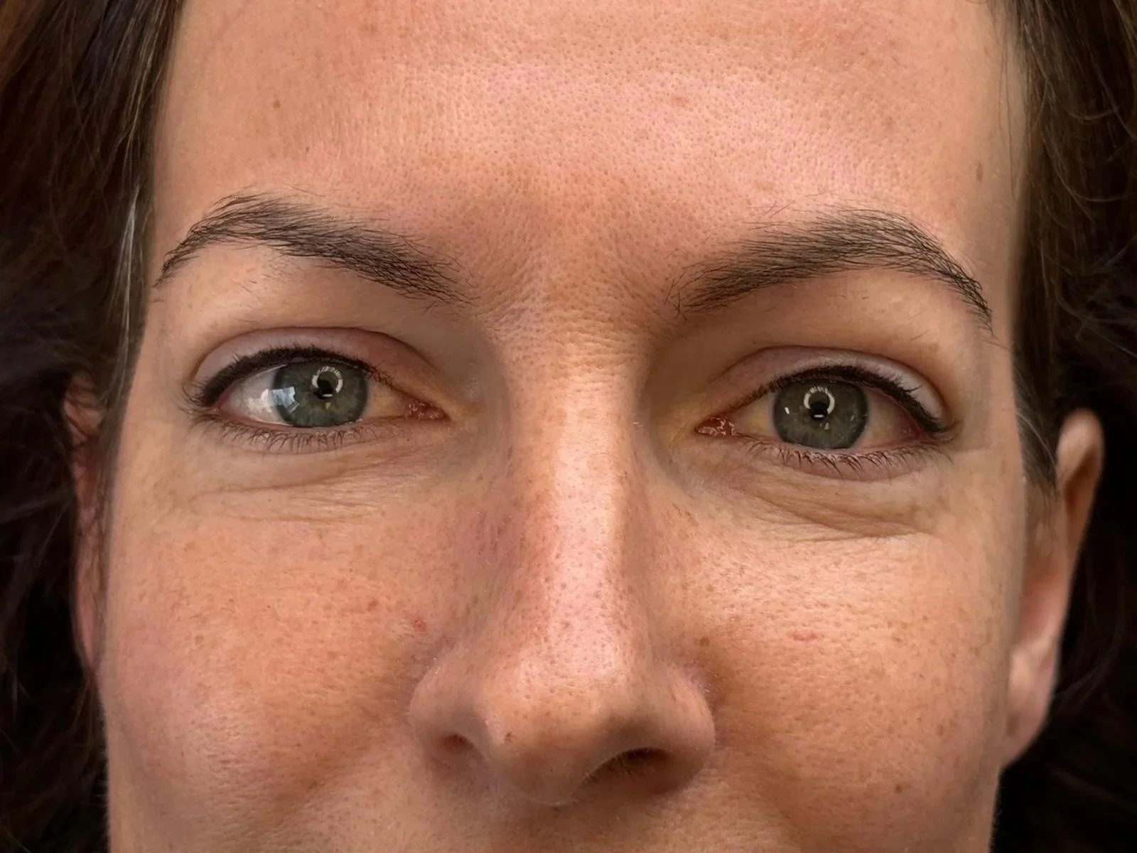 Direct na de behandeling.
De eyeliner oogt direct na de behandeling intenser. Tijdens de genezing verzacht de kleur en ontstaat een verfijnd en natuurlijk resultaat.
