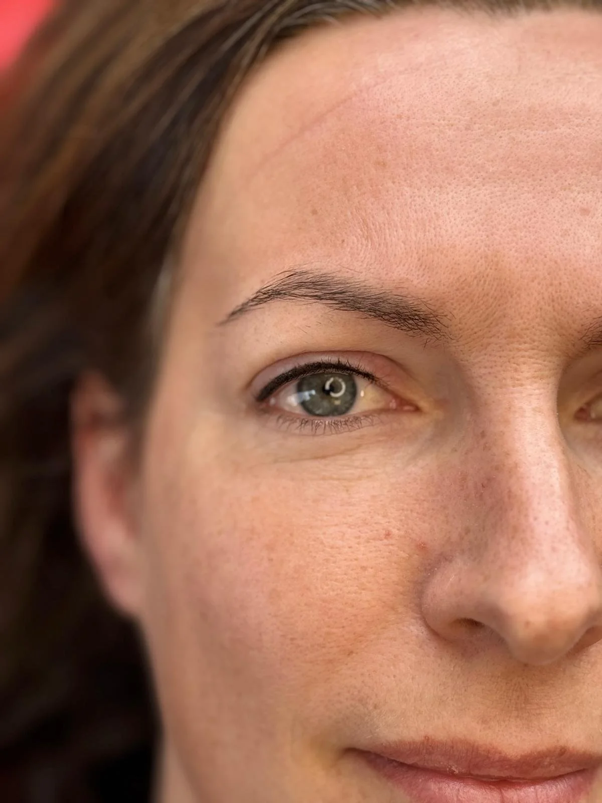 Direct na de behandeling.
De eyeliner oogt direct na de behandeling intenser. Tijdens de genezing verzacht de kleur en ontstaat een verfijnd en natuurlijk resultaat.
