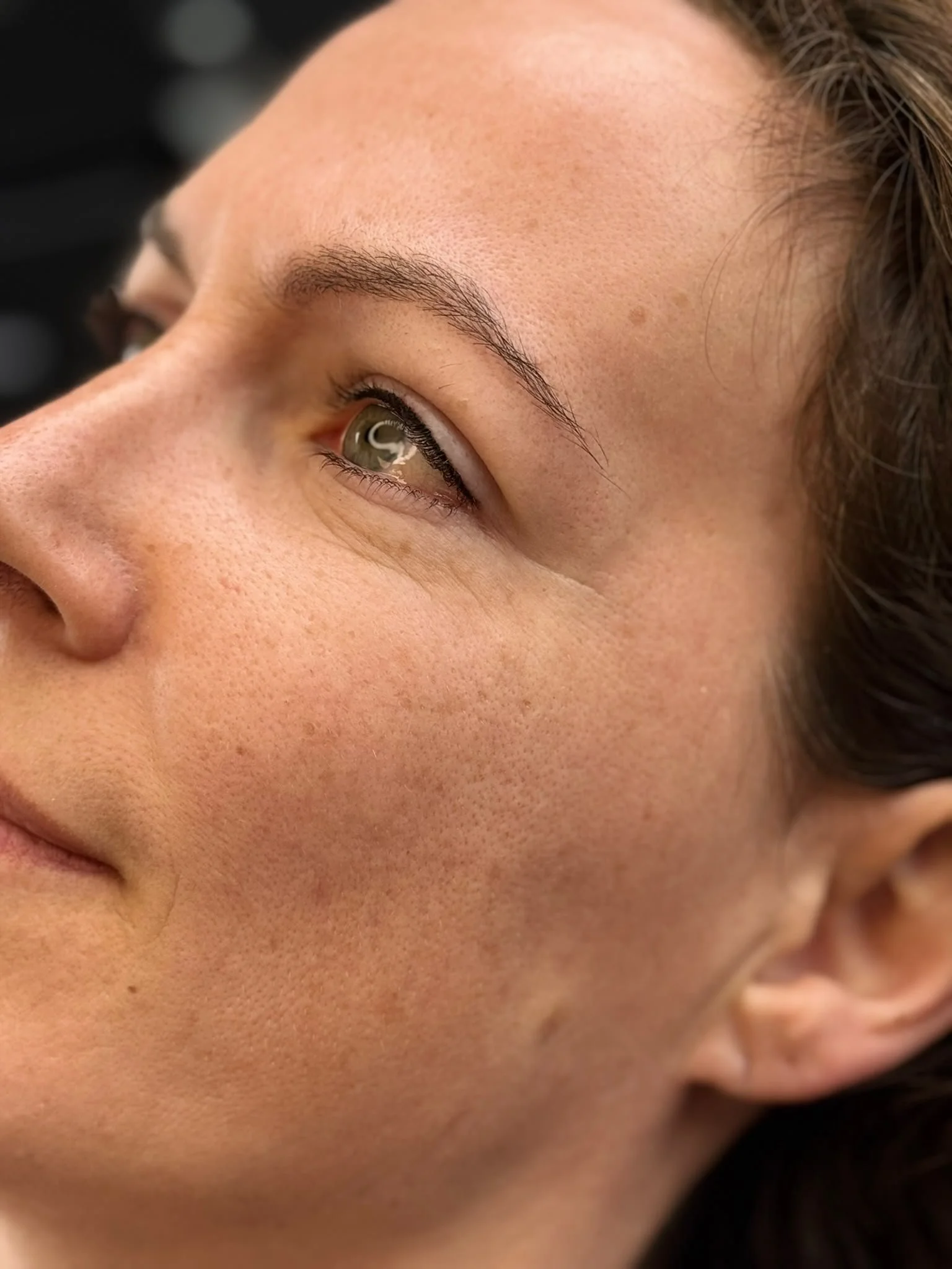 Eyeliner boven het oog, direct na de behandeling. De eyeliner oogt direct na de behandeling intenser. Tijdens de genezing verzacht de kleur en ontstaat een verfijnd en natuurlijk resultaat.