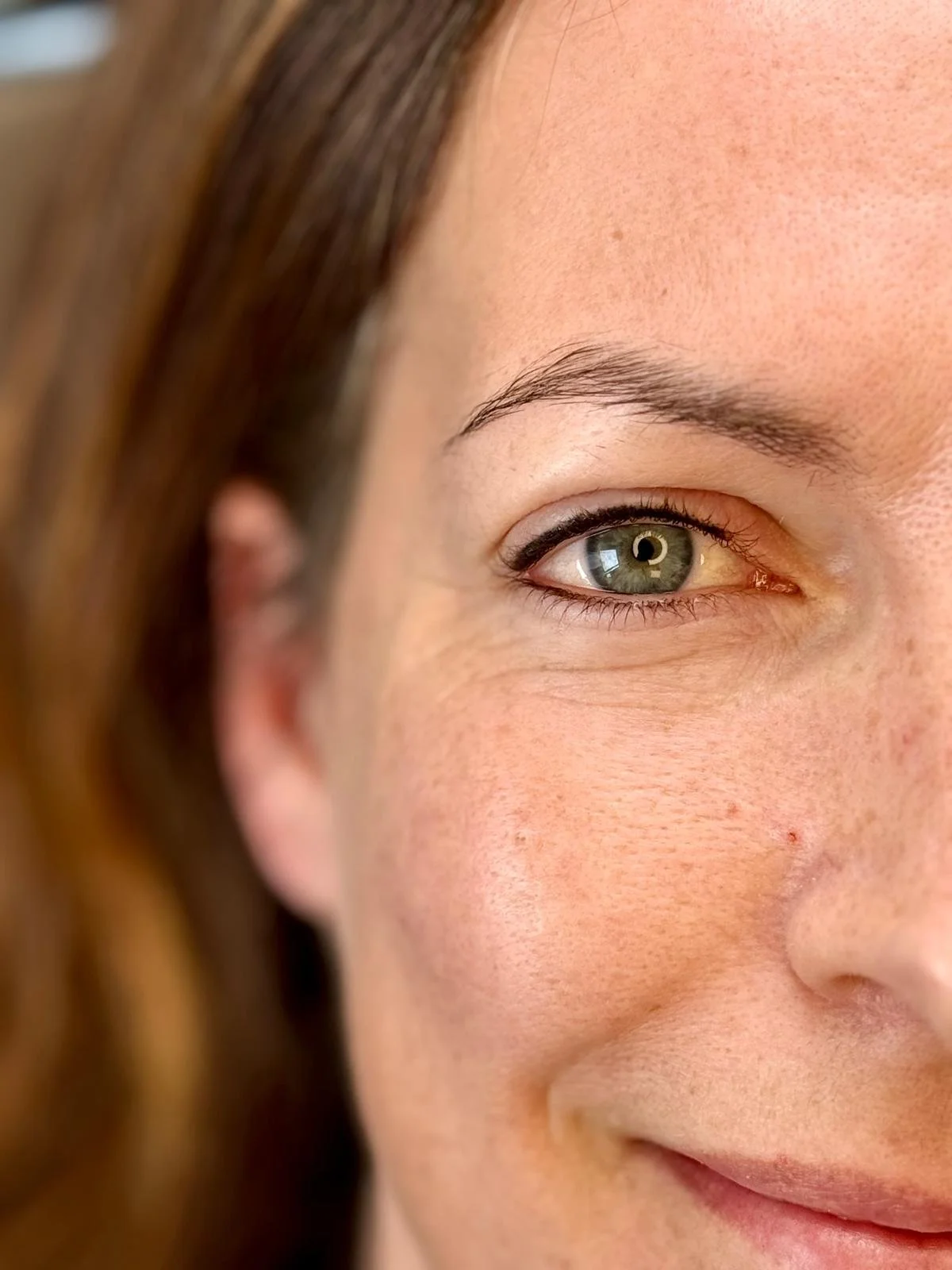 Direct na de behandeling.
De eyeliner oogt direct na de behandeling intenser. Tijdens de genezing verzacht de kleur en ontstaat een verfijnd en natuurlijk resultaat.
