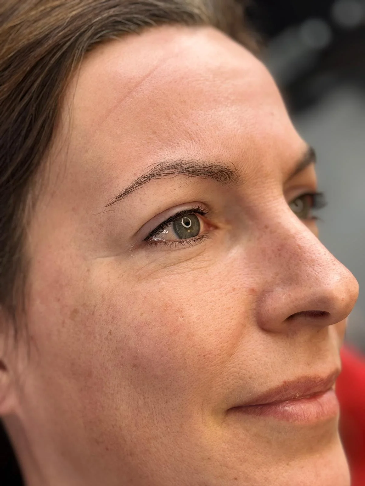 Eyeliner boven het oog, direct na de behandeling.