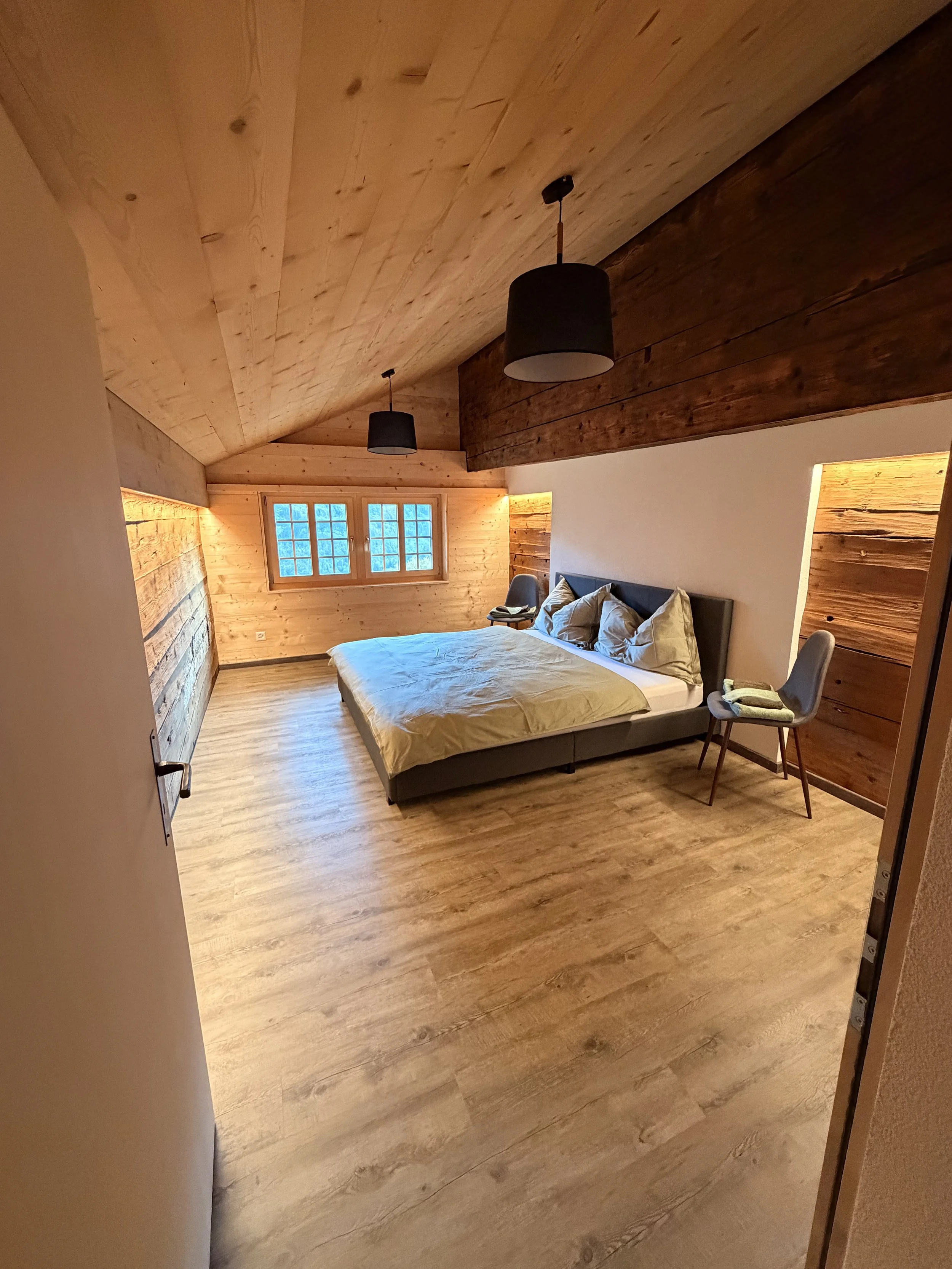 Schlafzimmer mit Doppelbett