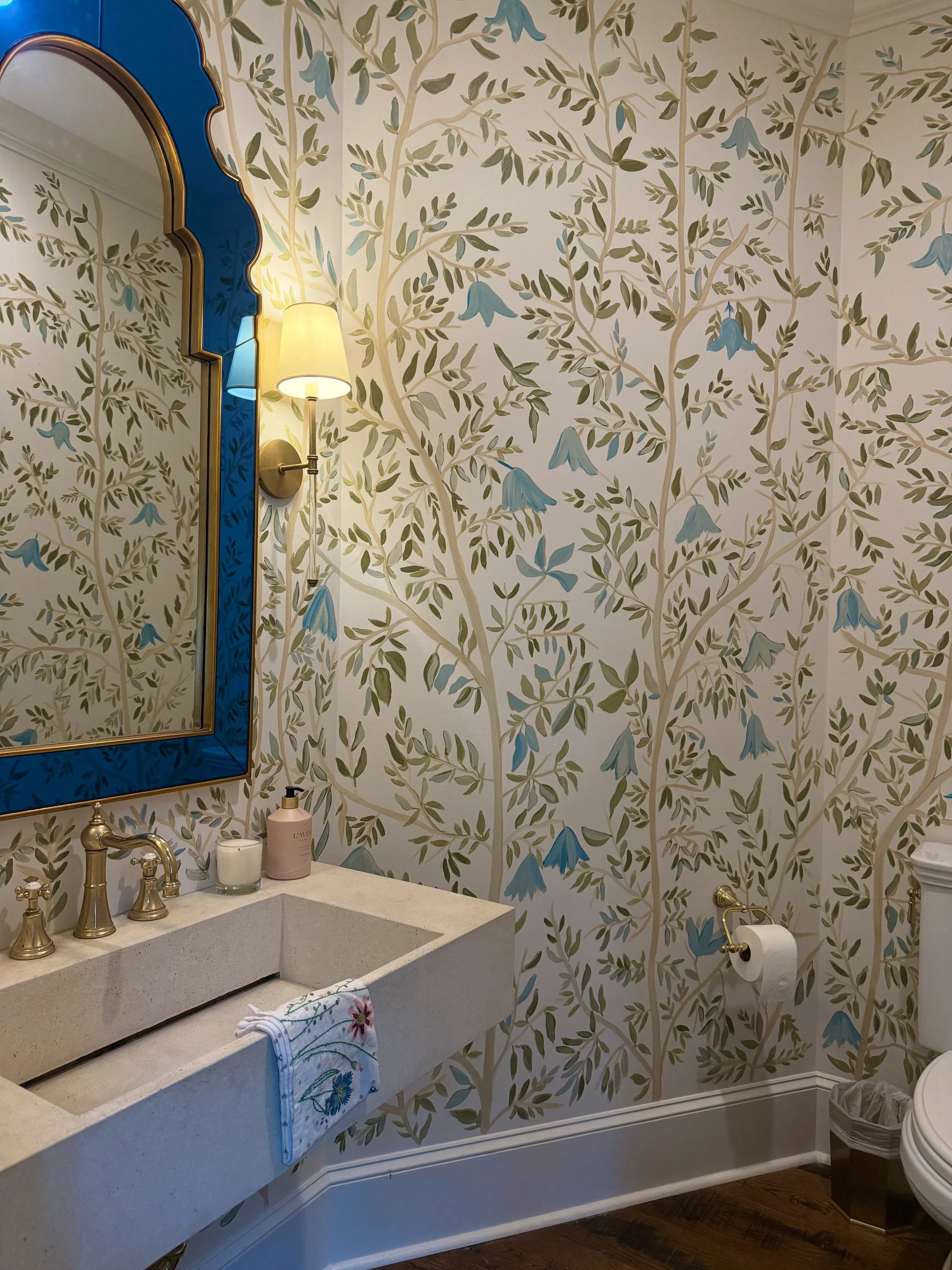 Every powder bathroom needs a little personality!💙🎨