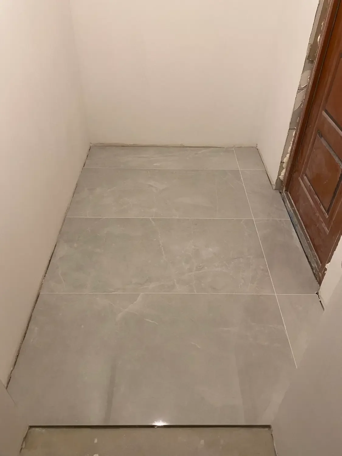 Płytki ceramiczne z eleganckim wykończeniem powierzchni w nowoczesnej aranżacji wnętrza.