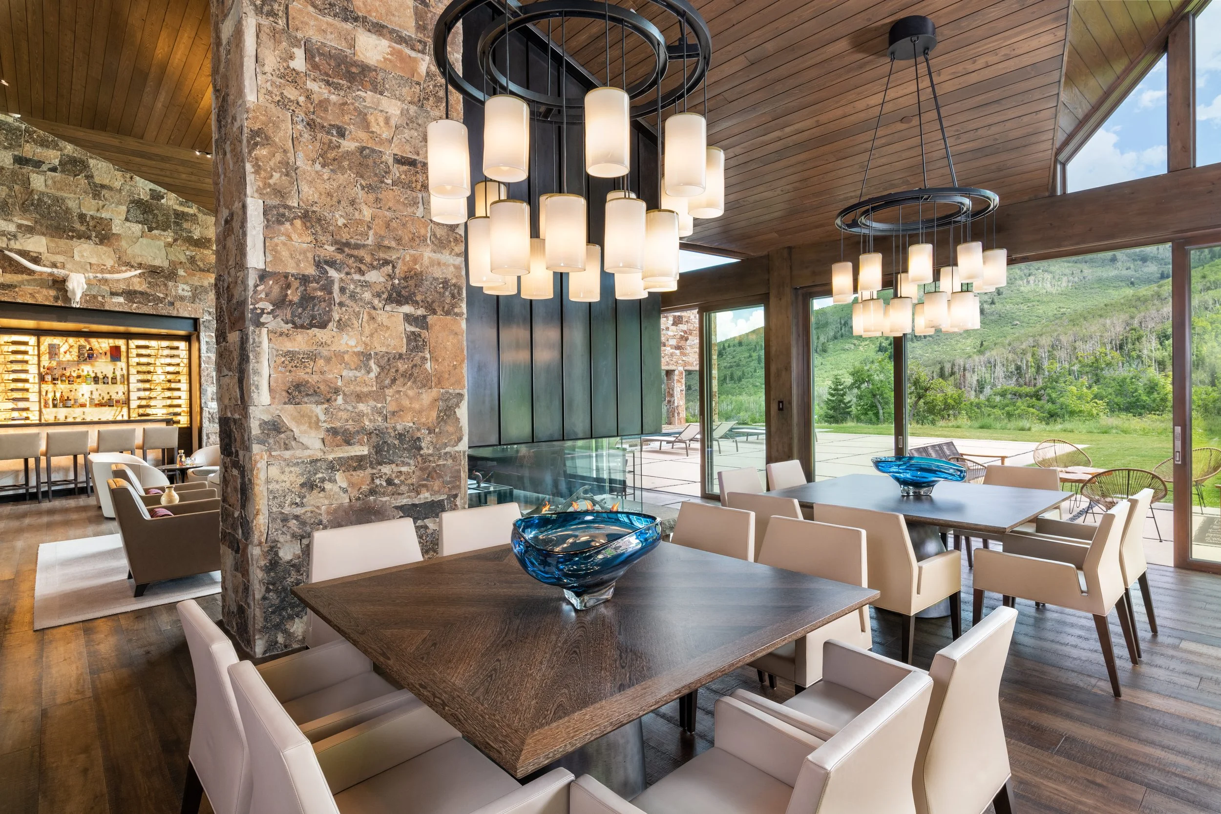 Comedor interior Residencia Park City con candelabros sobre mesas 
