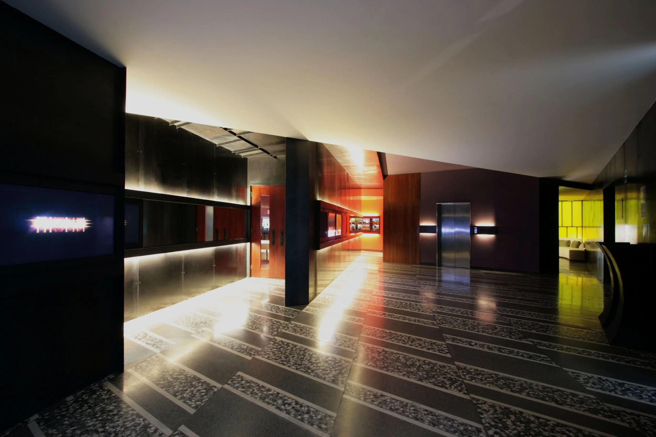 2. Lobby.JPG