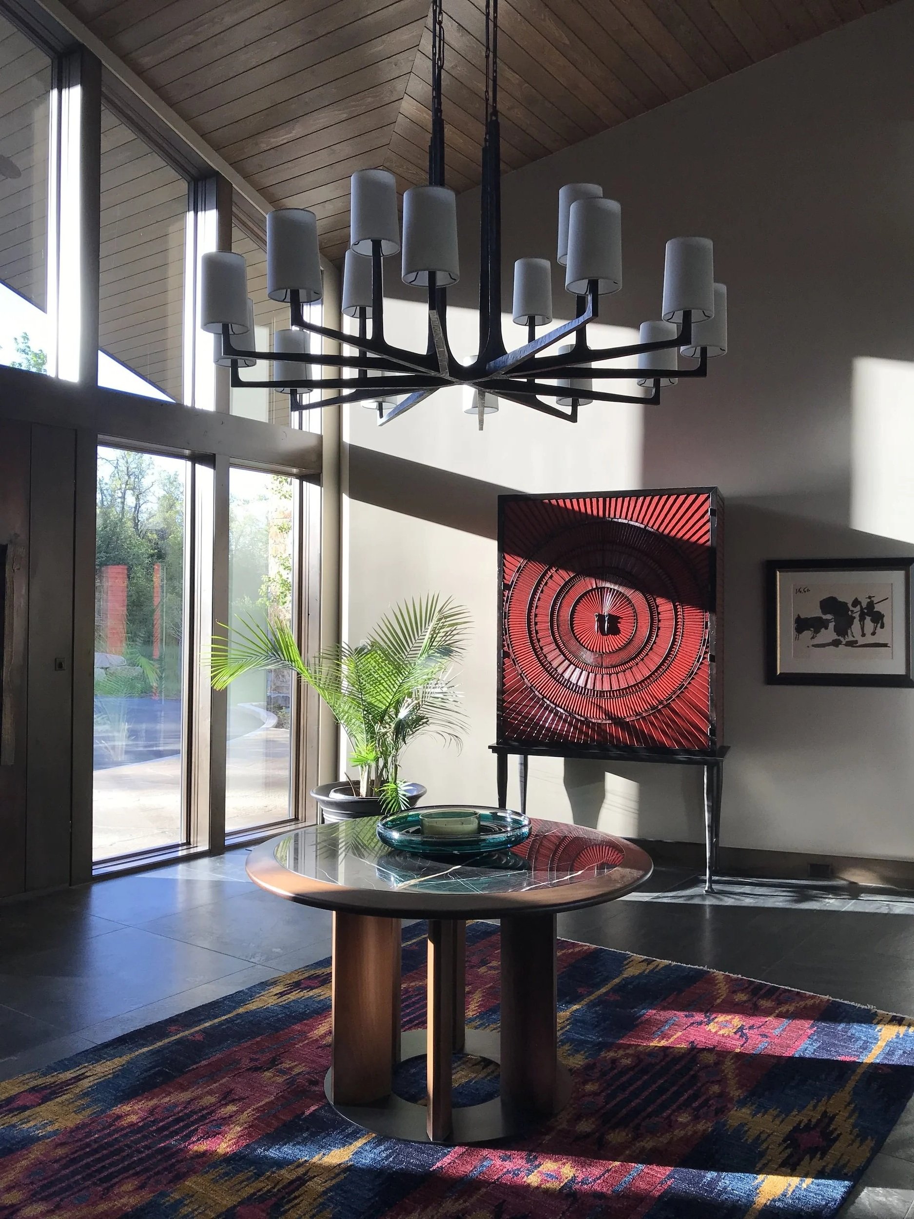 Entrada Residencia Park City con ventanas y mueble rojo