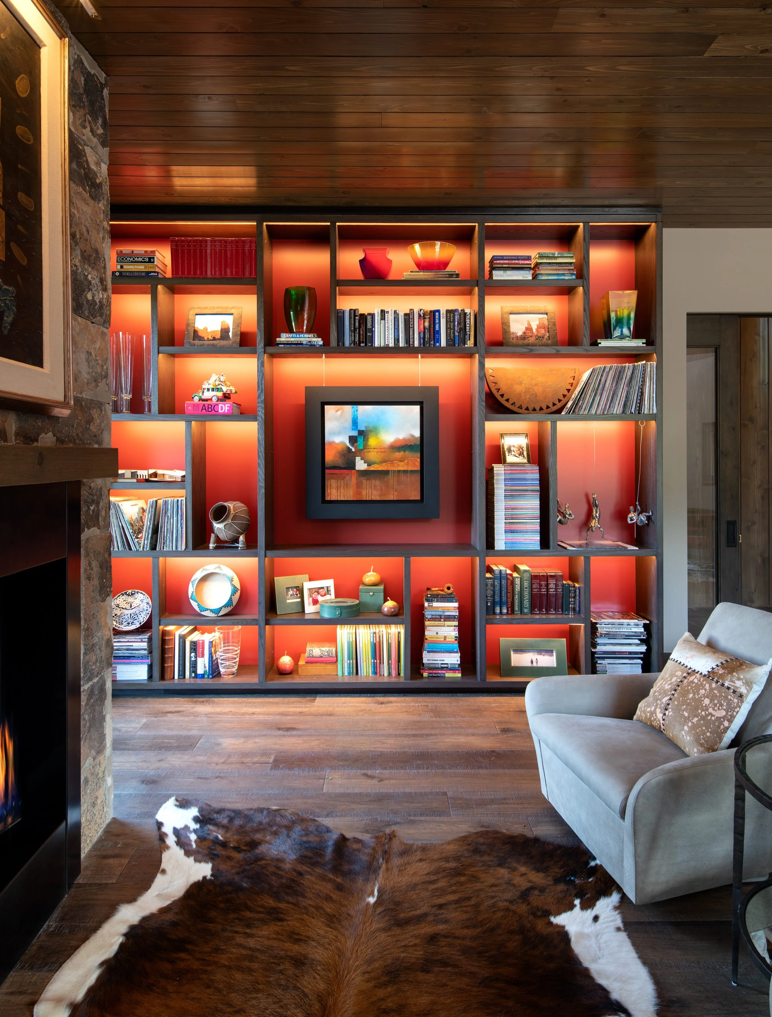 Interior residencia Park City con librero y sillones