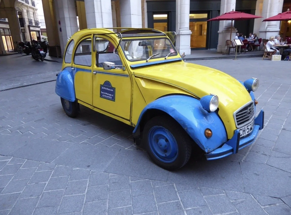 Vintage Citroën 2CV tour through Paris
