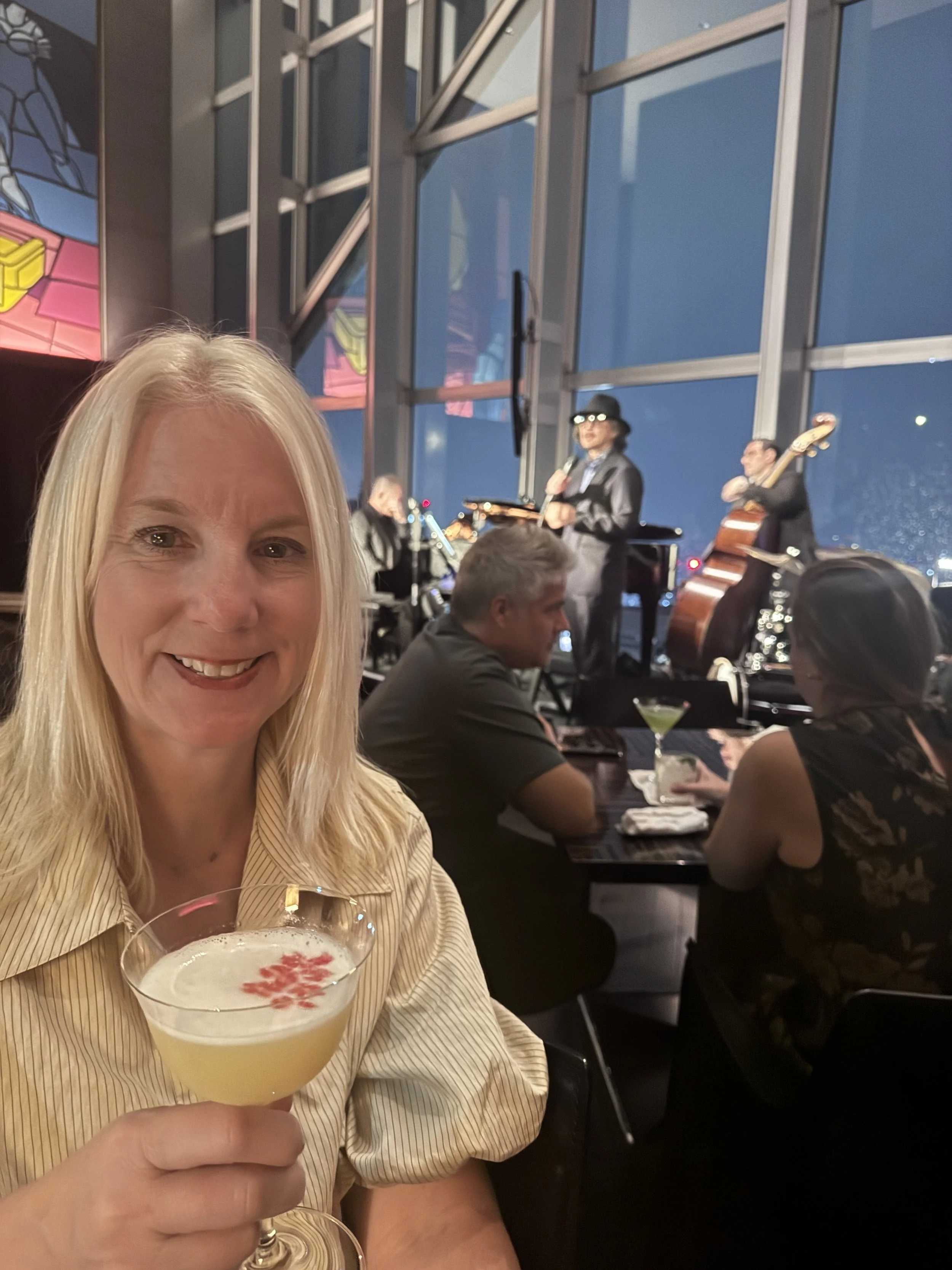 Cocktail at New York Bar at Park Hyatt Tokyo with live jazz music and panoramic city views.