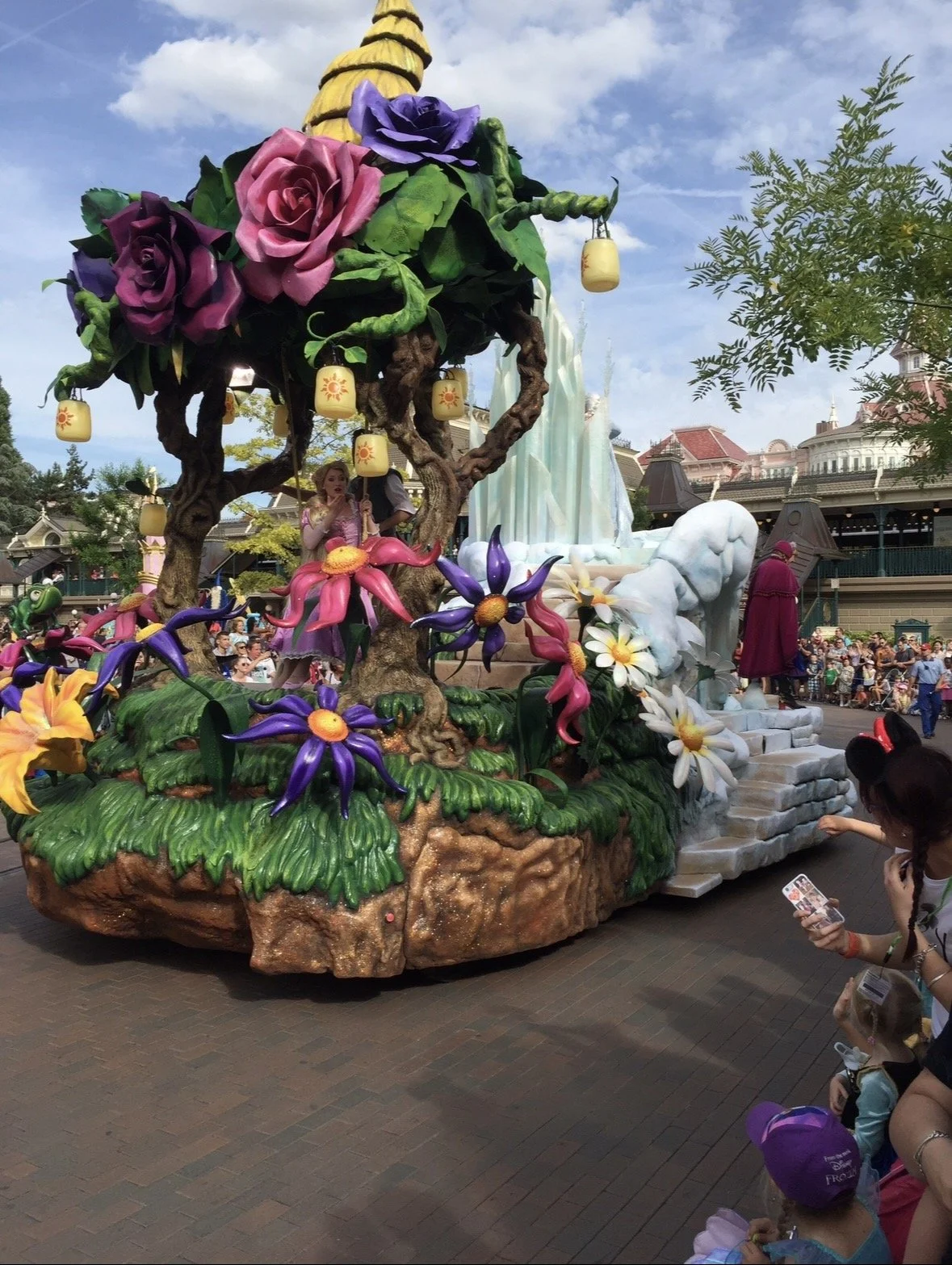 Alice in Wonderland themed parade float at Disneyland Paris
