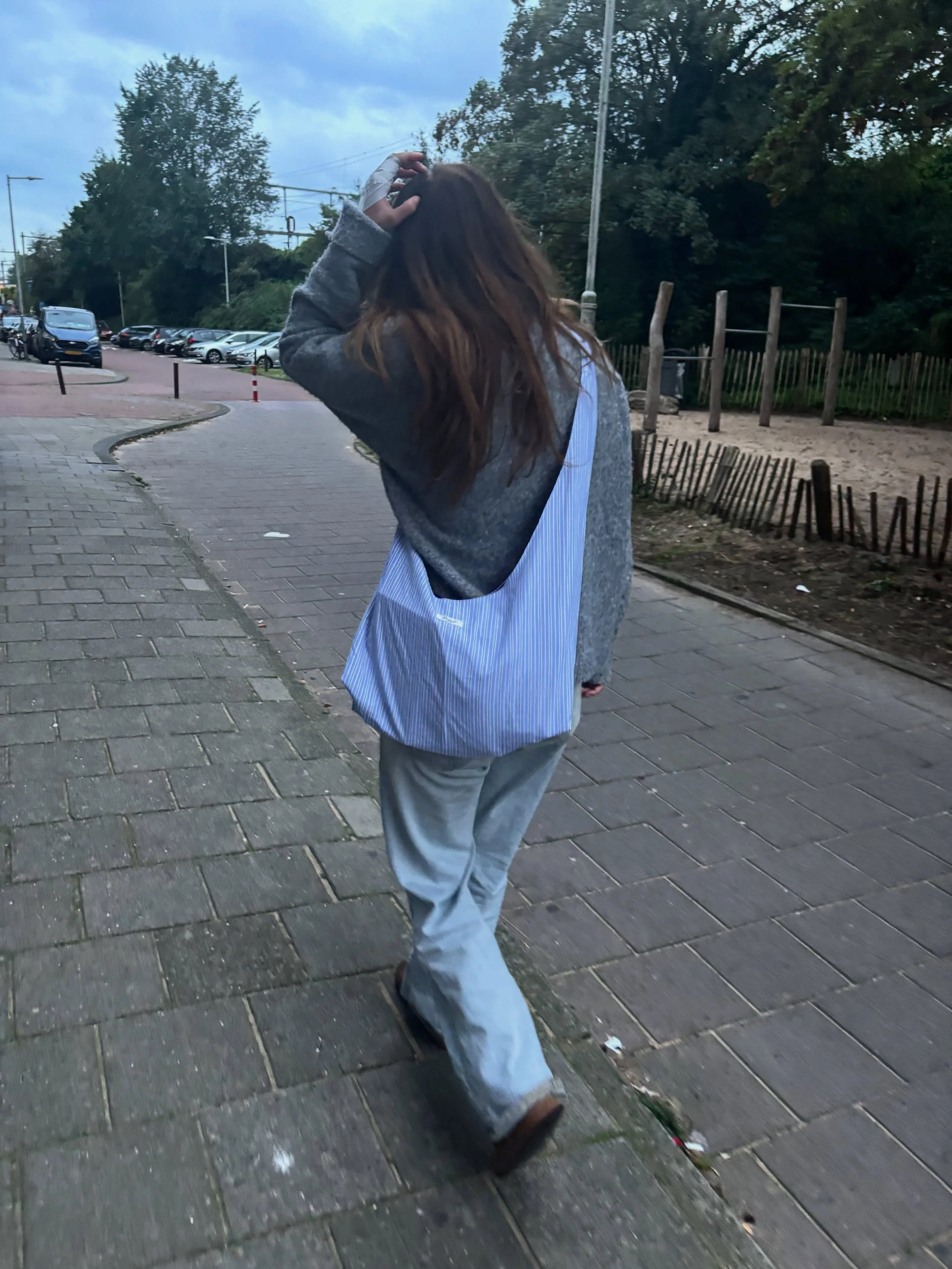 Afternoon strolls, carrying all my essentials 🧵🩵🪡

#amsterdam #crossbody #outfitinspiration #totebag #dearestamsterdam