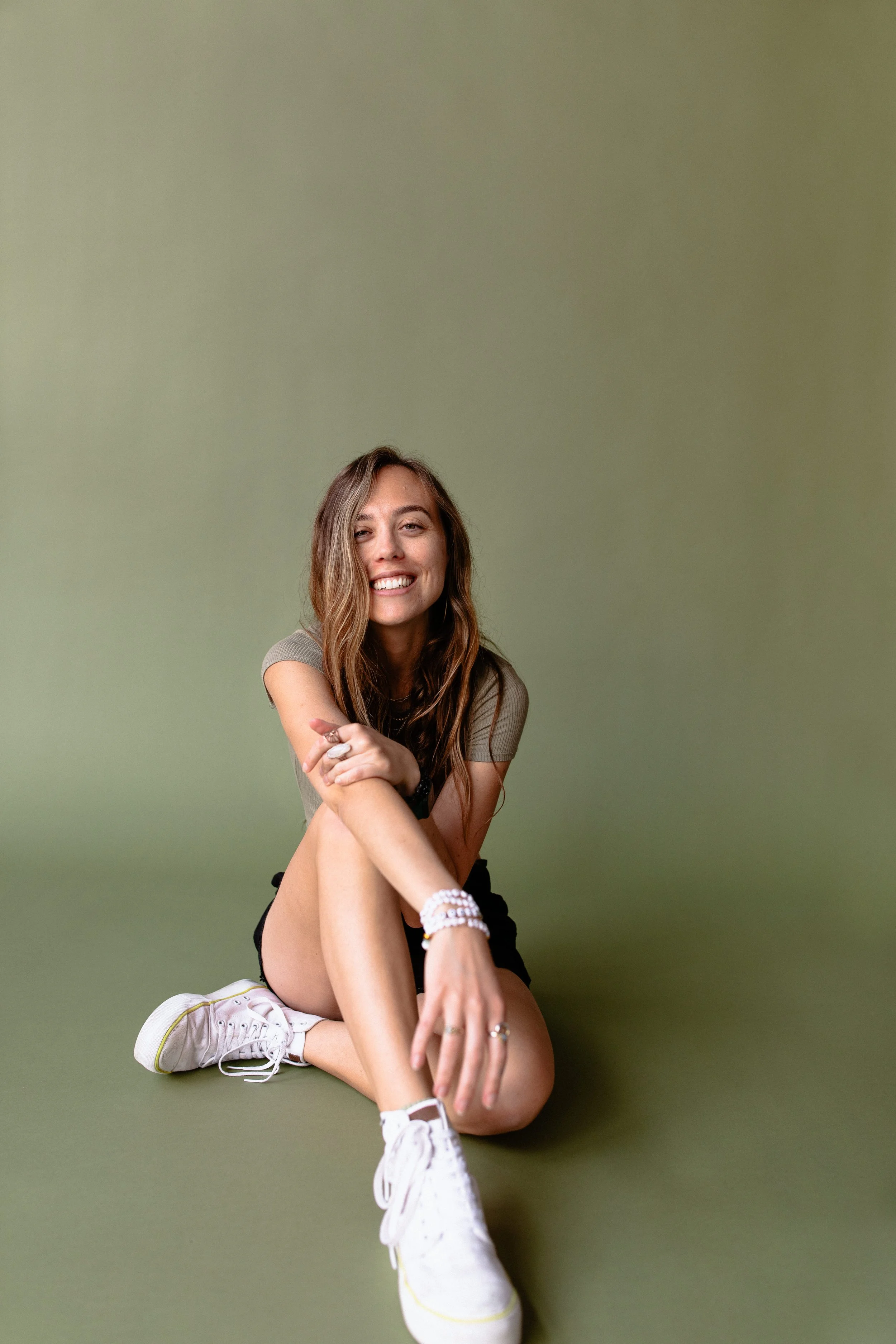 Profile image of Rhianon Brown, lead photographer for Rhianon Brown Photography, a brand, retreat, and event photographer based in Springfield, Missouri.