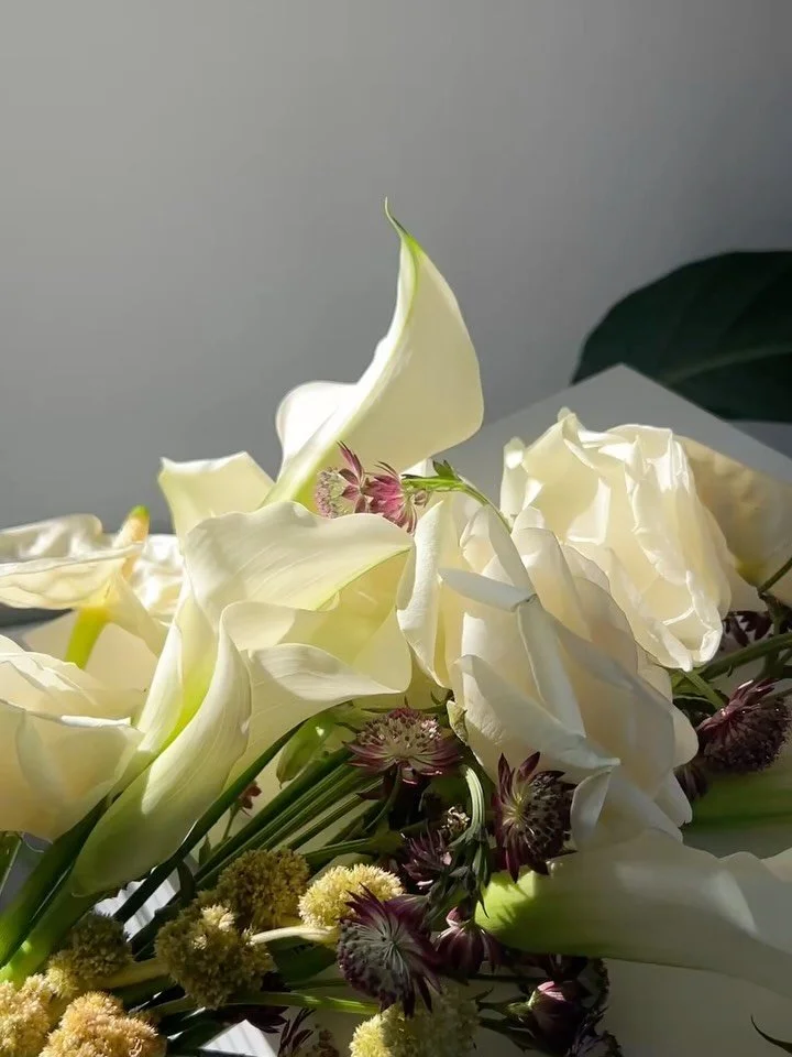 What gorgeous flowers are in this bouquet?🌿💐🤍

We have Calla Lilies, Amaranthus, Anthuriums, White Roses and Astrantia

These stems were leftover from a client&rsquo;s beautiful modern bouquet, and I decided to try and create a sculptural moment🤍