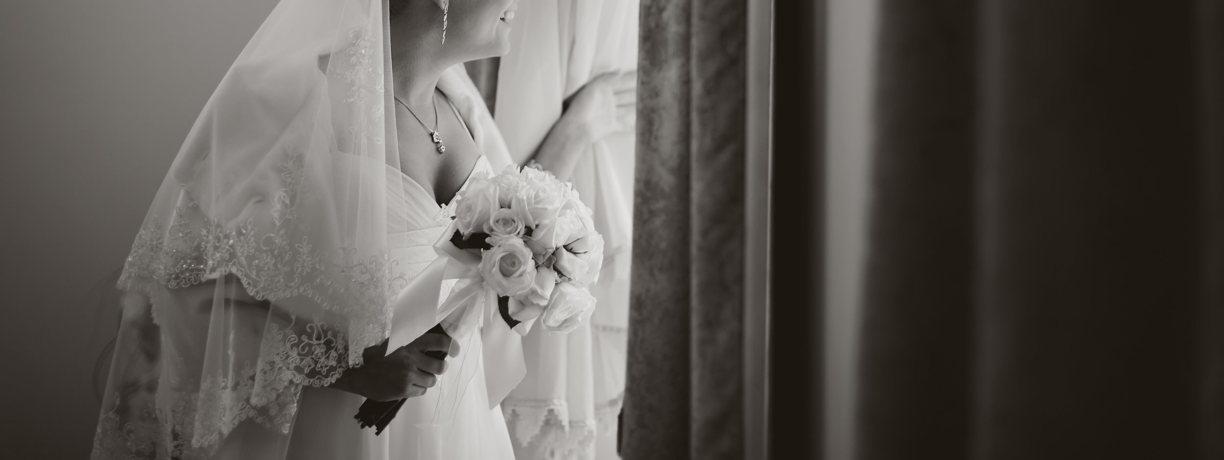 elegant-woman-in-wedding-dress-holding-flower-bouq-2026-03-26-04-28-52-utc.jpg