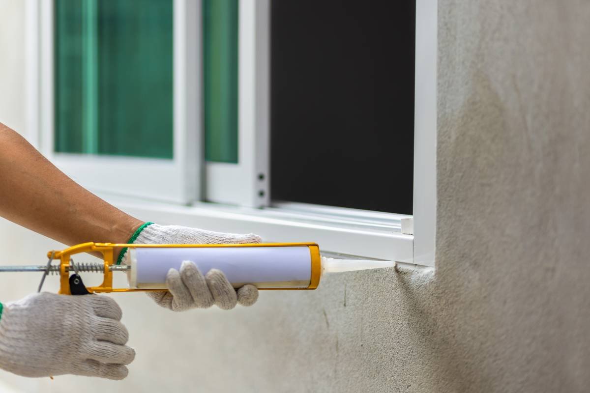 660209e5bd219eb52eb8221c_Steps of resealing windows.jpg