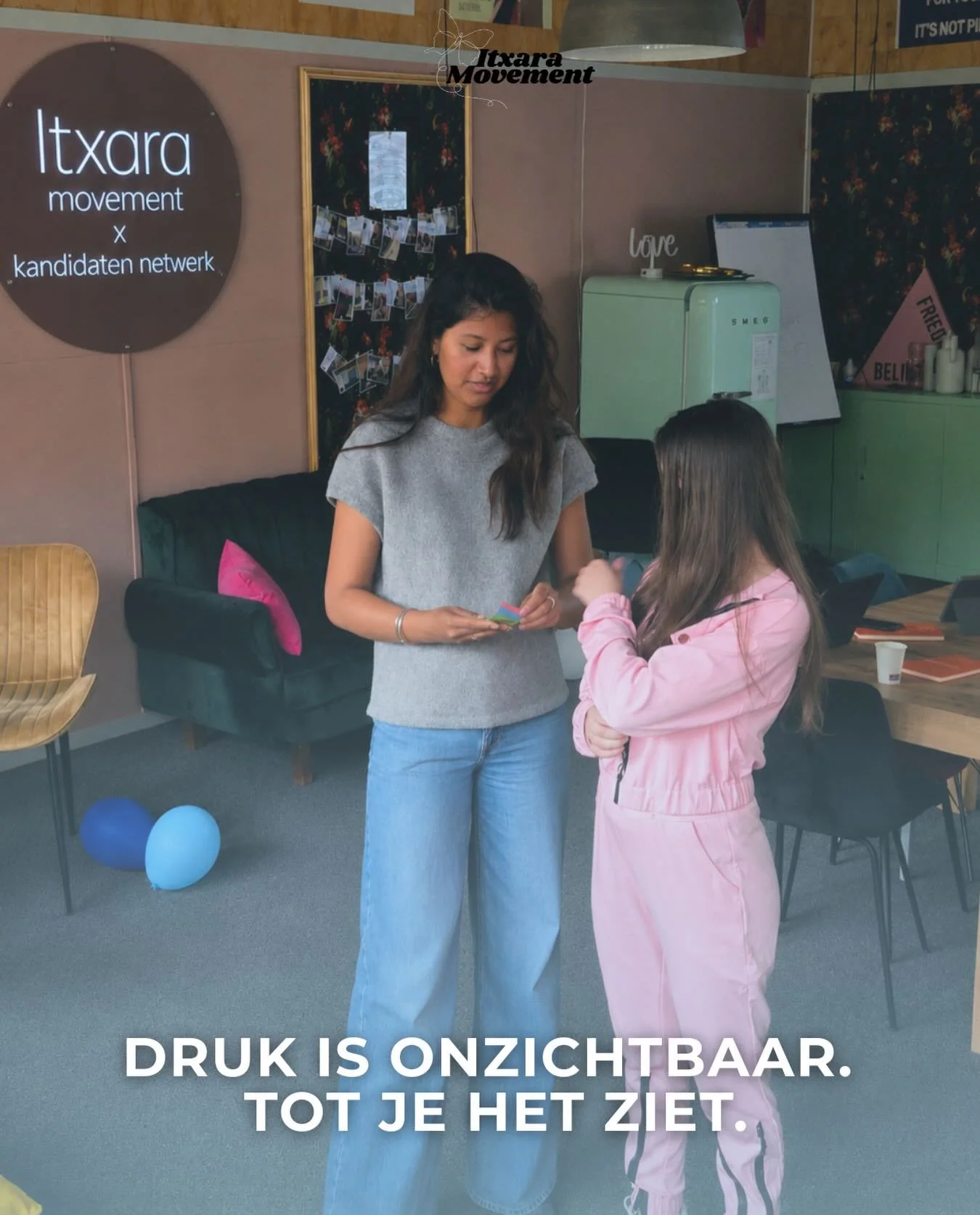 Druk is moeilijk bespreekbaar zolang bet vaag in je hoofd zit. Daarom maken wij het zichtbaar met o.a. post-its. Zo wordt voelbaar wat er speelt en kun je er iets mee. 

Tijdens een workshop met de jongeren van @het_kandidatennetwerk werkten we aan m