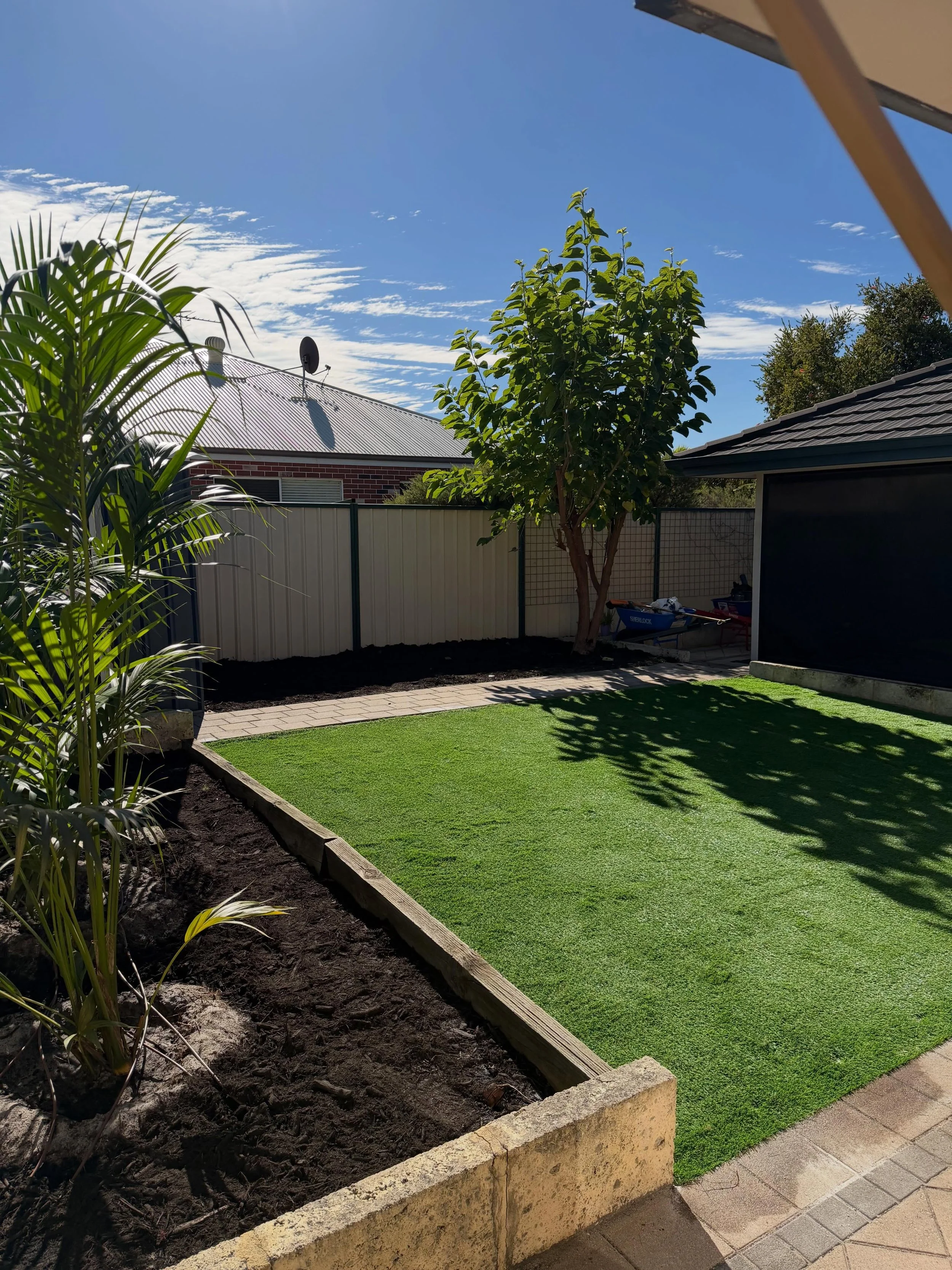A quick transformation for our friends at @bourkesproperty 

Swipe to see the finished product 🌿🌿

#landscaping #trasnsformation #greenary #outdoor #turf