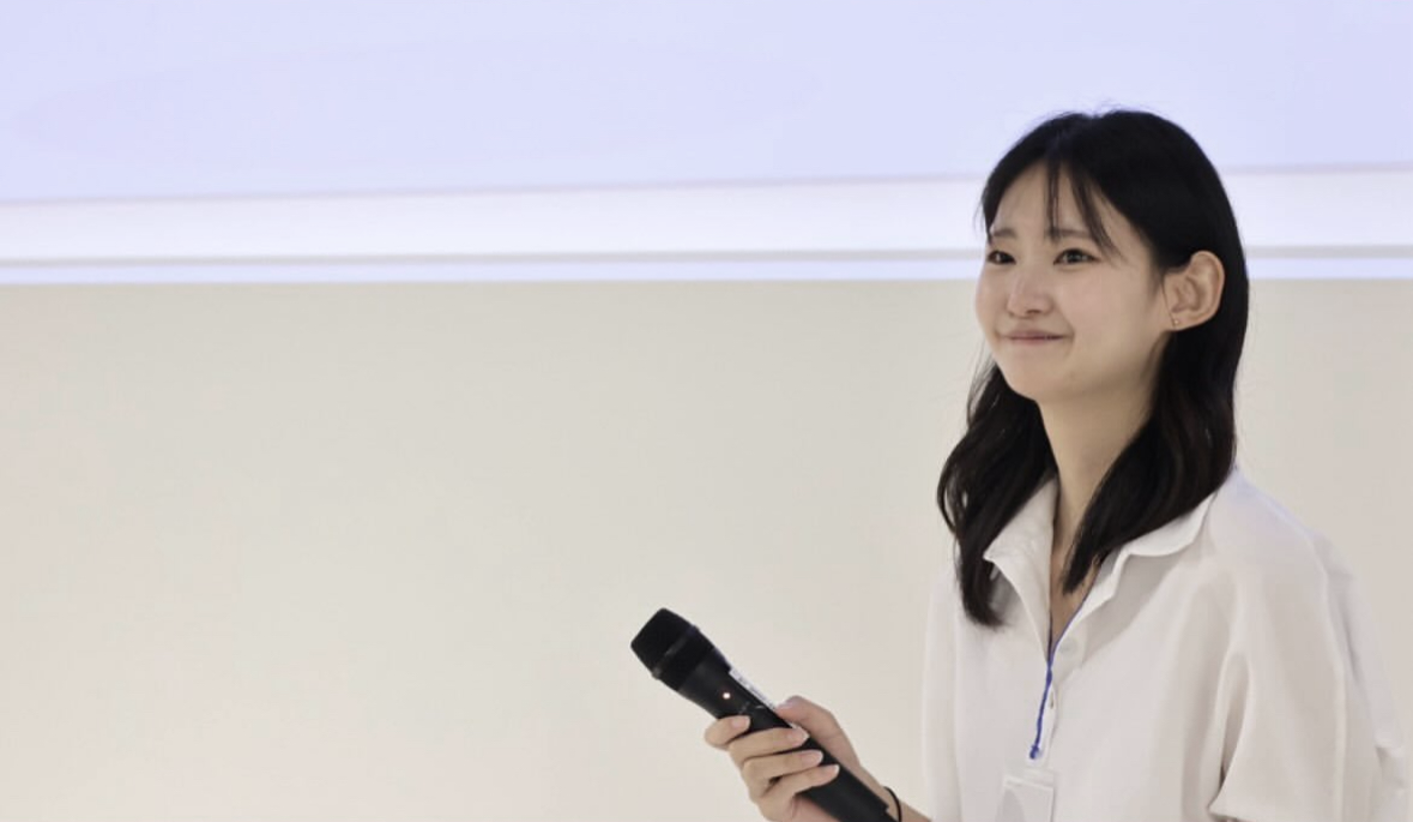 마이크를 들고 있는 여성의 모습