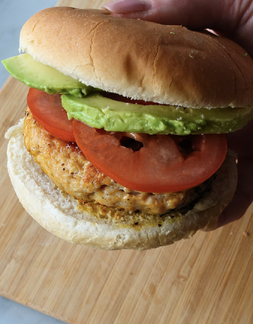 Zelfgemaakte Kippenburger met avocado en mosterd