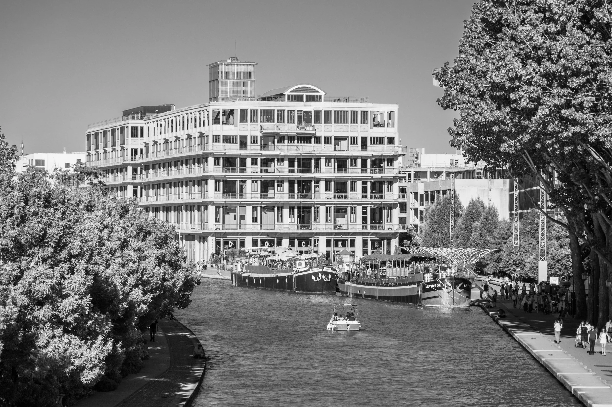 Et au milieu coule un canal.jpg