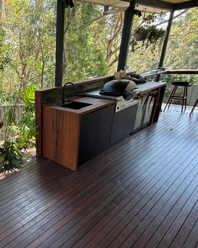 Outdoor kitchen crafted from one of our beautiful Blackbutt slabs. Tough, durable and Queensland-grown, Blackbutt is ideal for outdoor use. Finished with a stain and a little care, it&rsquo;s timber that&rsquo;s made to last 👌🌳

Blackbutt (Eucalypt