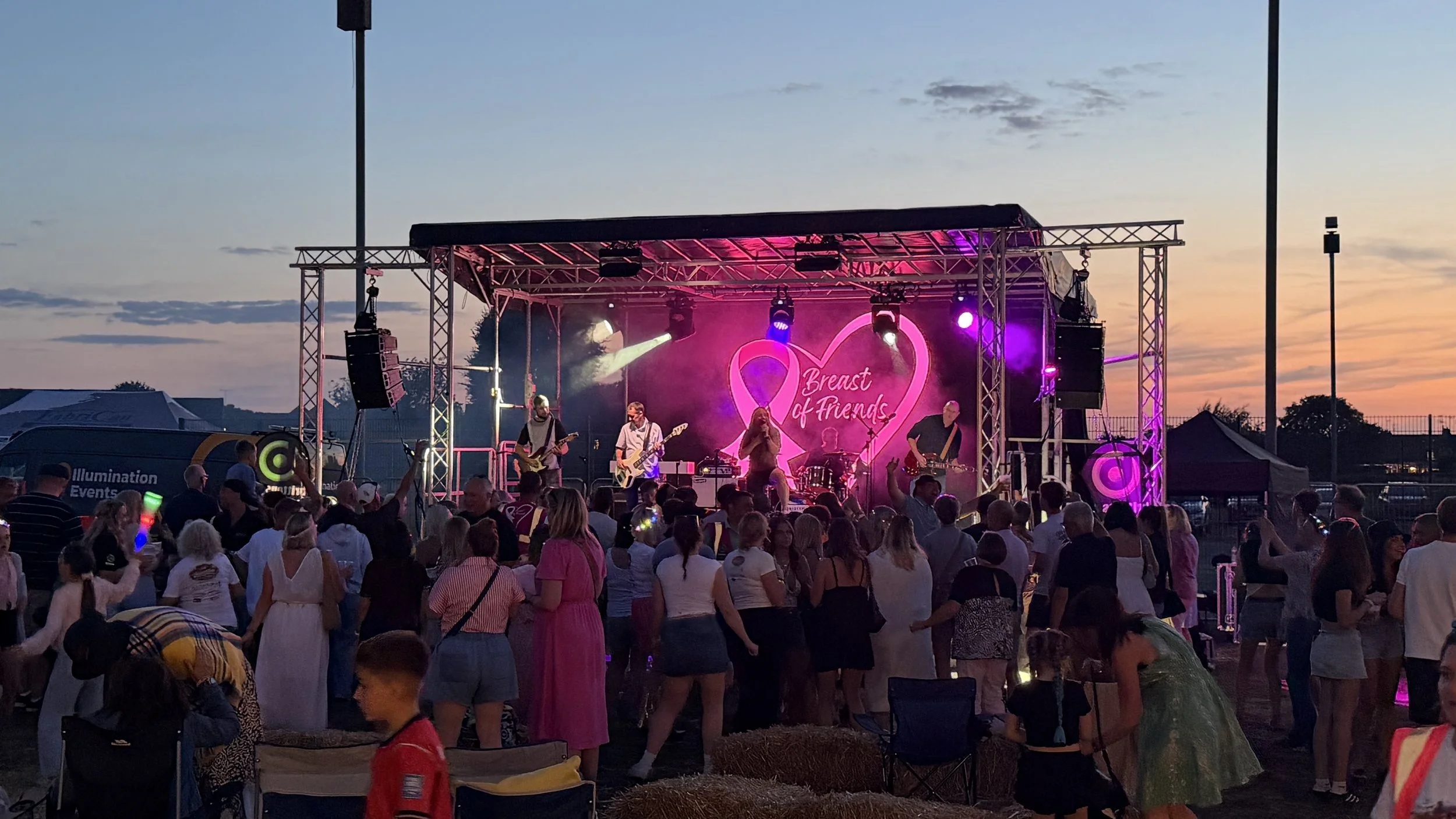 Stage Mobil L Features at Breast of Friends in Norfolk