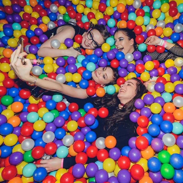 4.6m by 3m netted ball pit