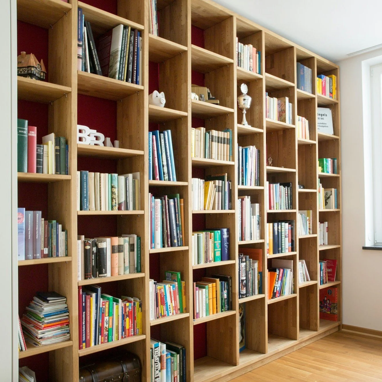 Adjustable shelf unit.