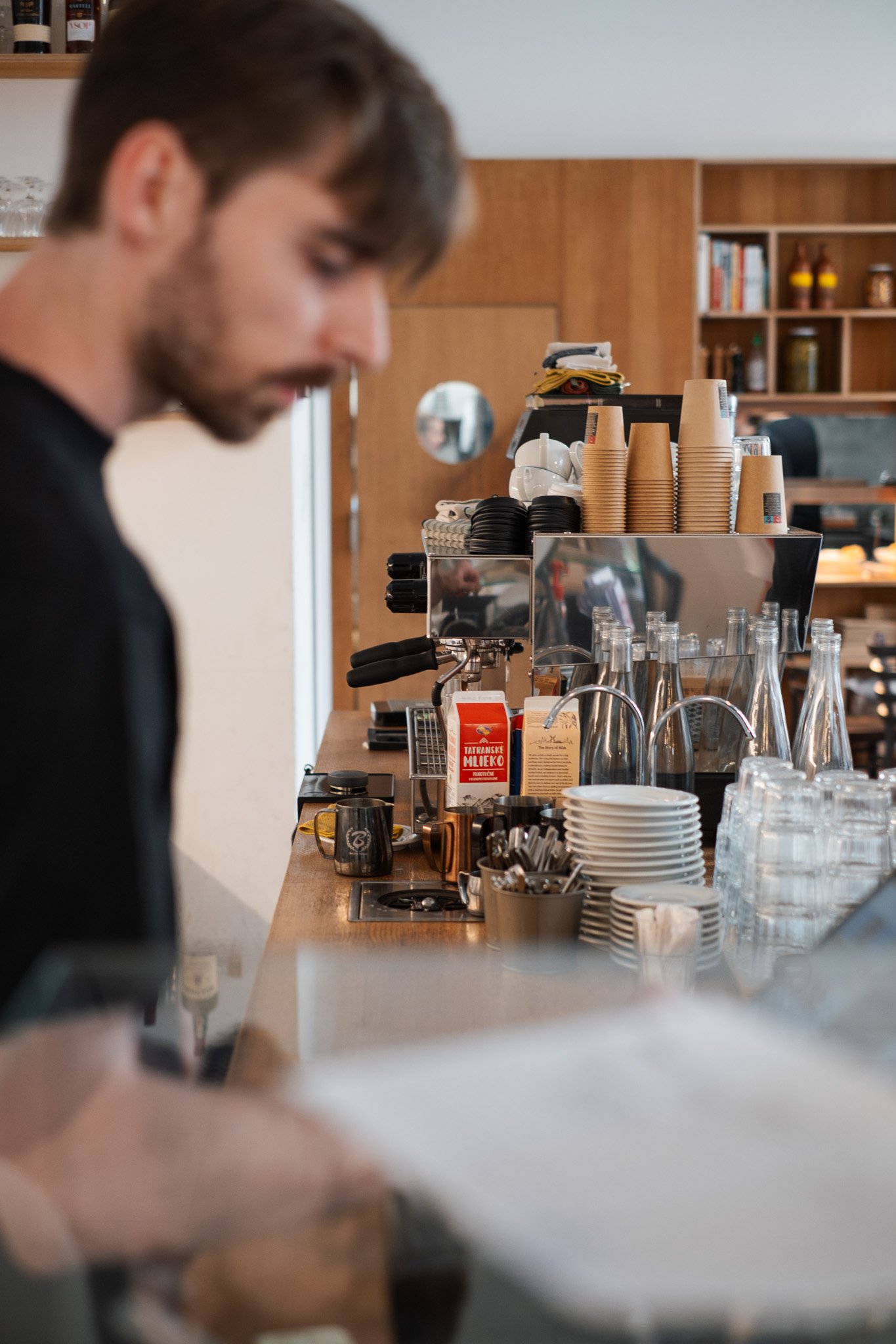 Barista pripravuje kávu v prevádzke Otto!