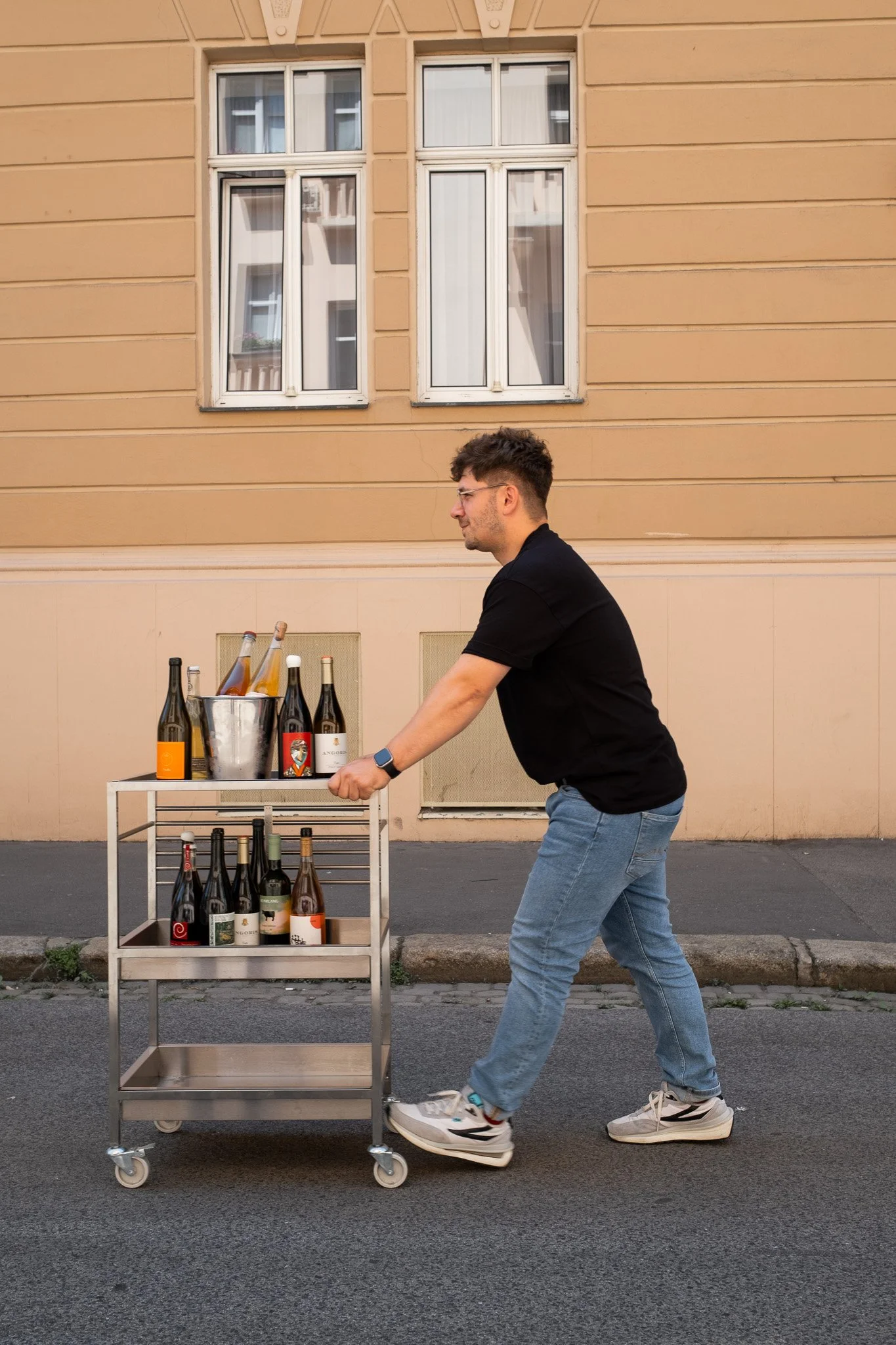 Človek ktorý tlači ponuku vín do prevádzky bistra Otto!
