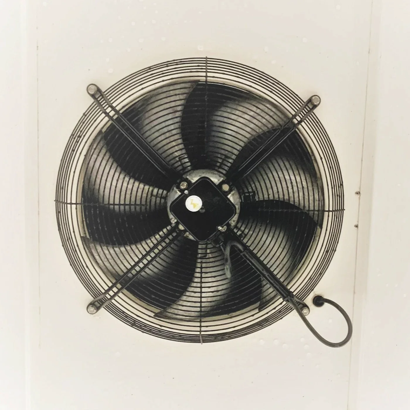 High-pressure cleaning of evaporators and industrial cooling systems