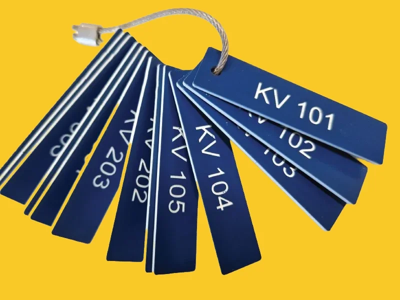 PMMA marker in two-layer plastic for durable identification of technical installations