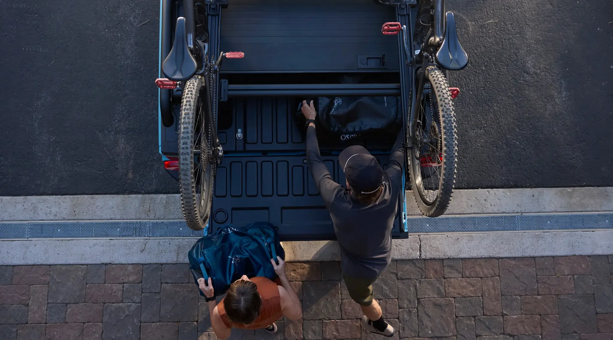 Lockable Load Bay Cover

Safe and secure, even in the rear bed.