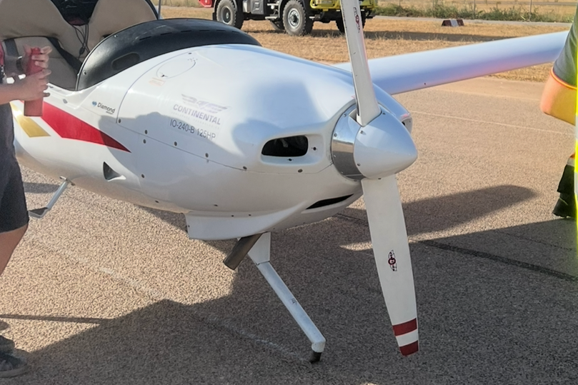 Aterrizaje de emergencia en LEAX, avioneta pierde una rueda en pleno vuelo.
