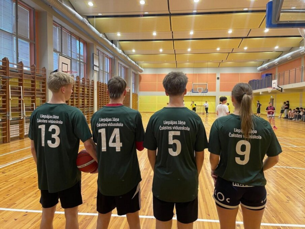 Skolēnu līdzpārvalde kāpj uz pjedestāla basketbola turnīrā