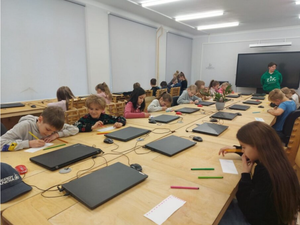 2.c klase pilnveido dizaina un digitālās prasmes “FabLab”