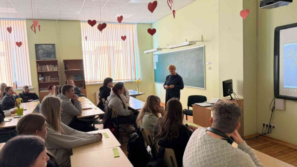 Dzejas nedēļu skolā bagātina tikšanās ar Inesi Zanderi