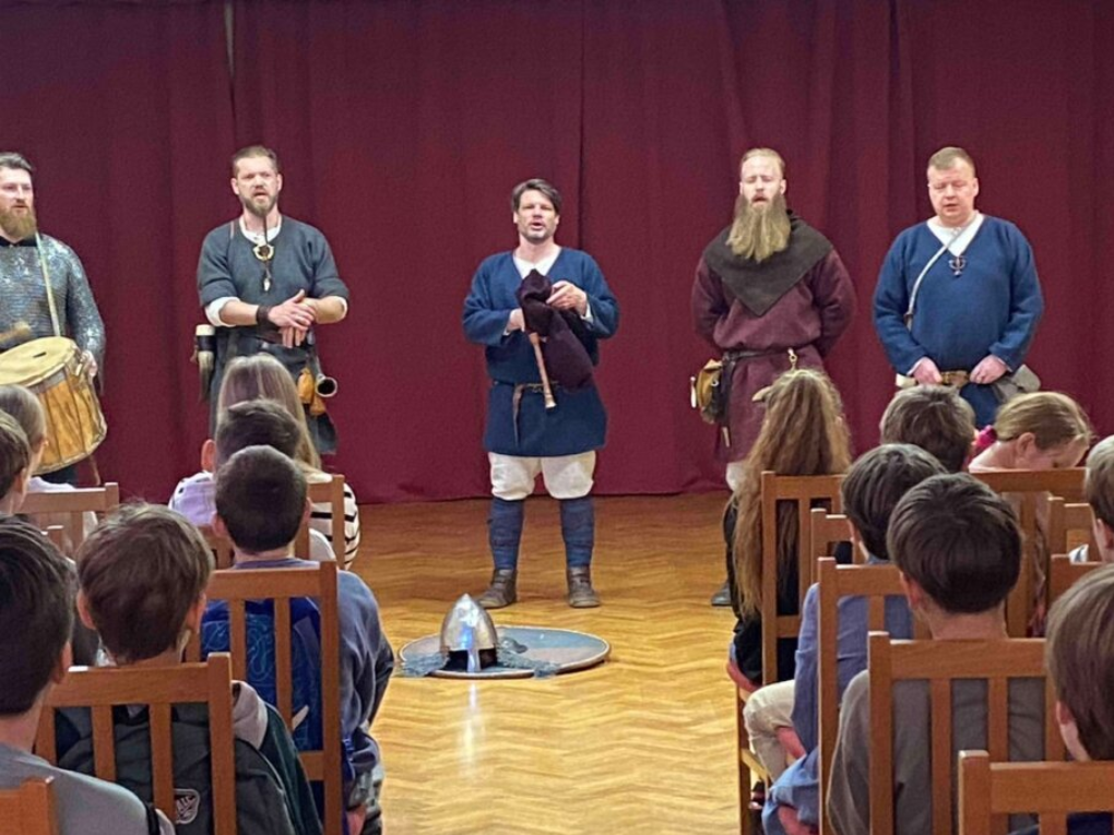 Folkloras kopa “Vilkači” iepazīstina ar seno pagātni