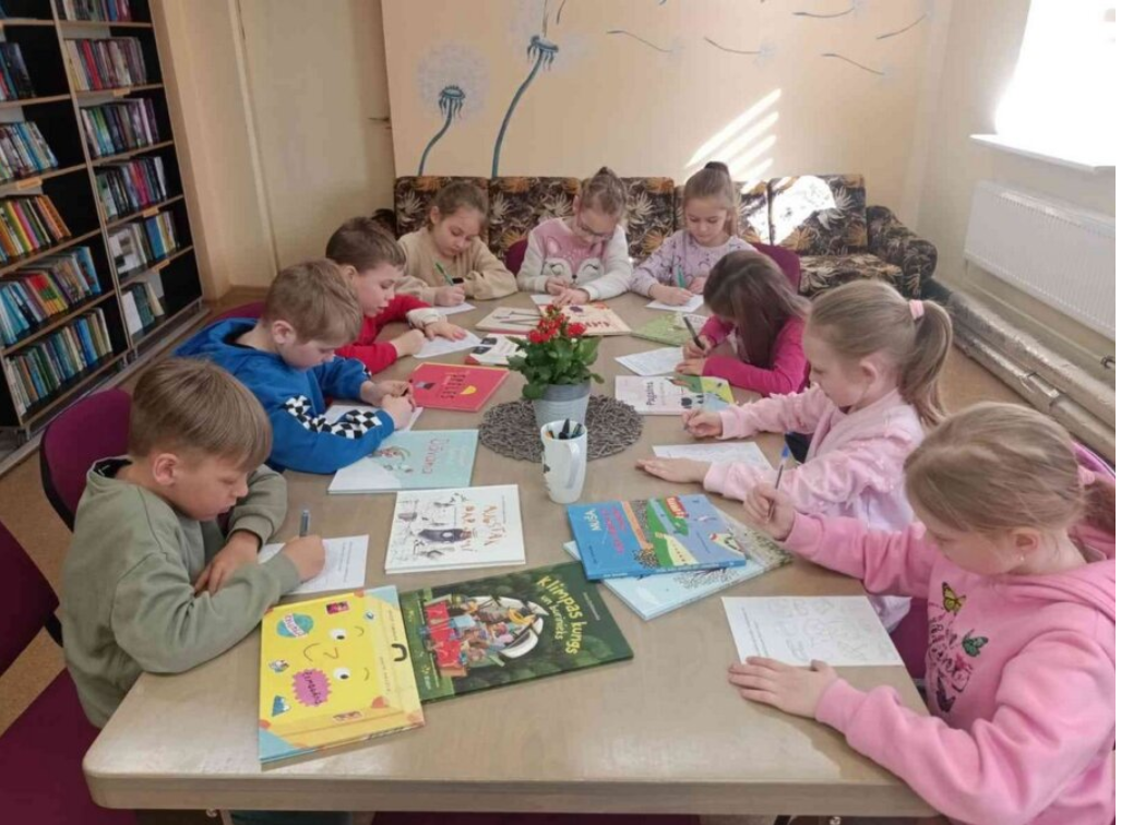 Pirmklasnieki svin Starptautisko bērnu grāmatu dienu
