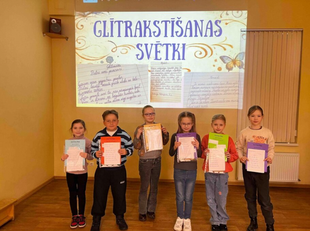 Sākumskolēni piedalās glītrakstīšanas izaicinājumā
