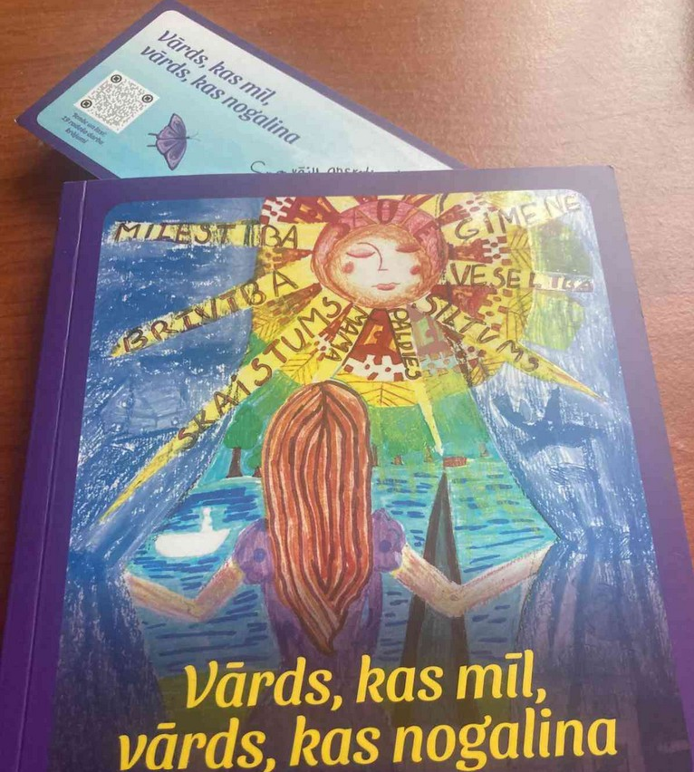 Vārda spēks Annijas Valdas Zemītes un Paulas Grišinas dzejoļos